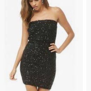 SUCH A CUTE AND SIMPLE little black dress!